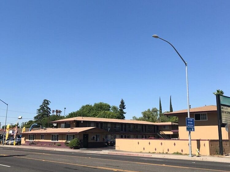 モーテル Economy Inn