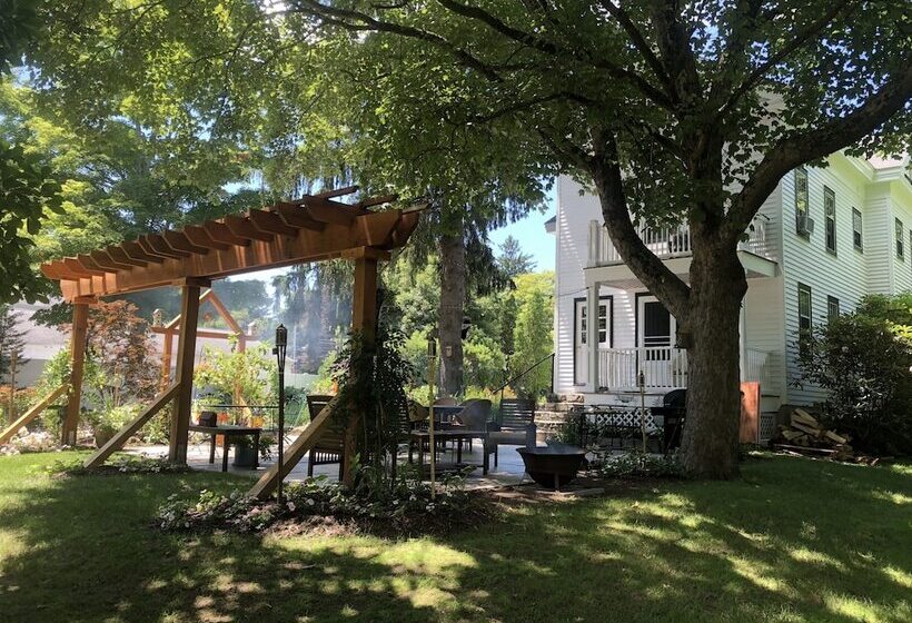 Riverwind Inn Bed And Breakfast