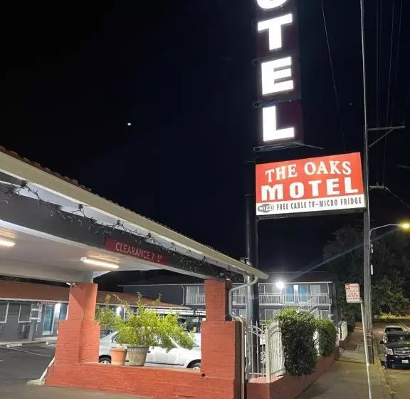 The Oaks Motel