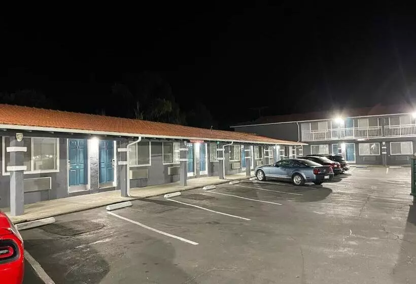 The Oaks Motel