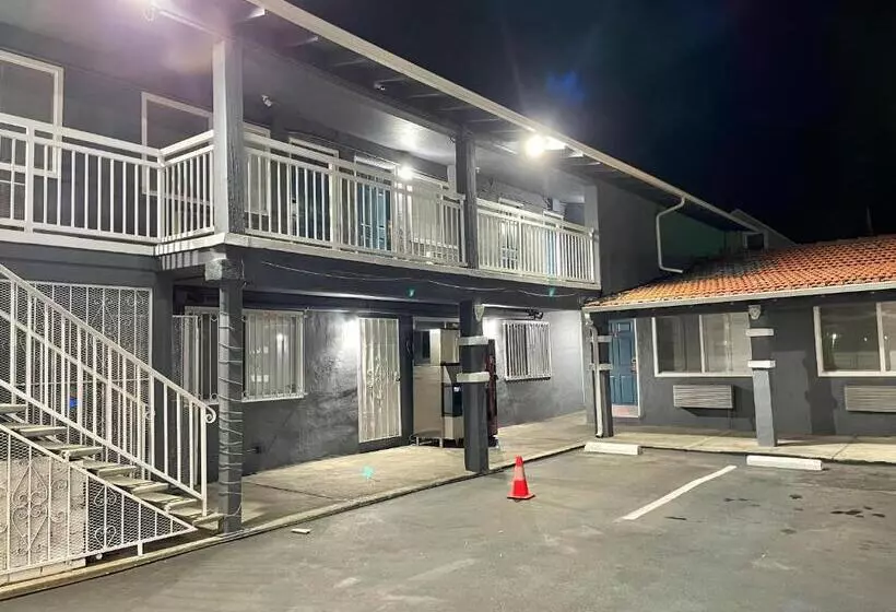 The Oaks Motel