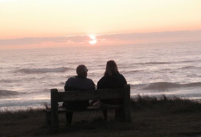 Tillicum Beach Motel   Formerly Deane S Oceanfront Lodge