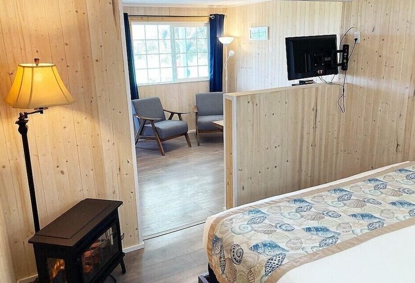 Tillicum Beach Motel   Formerly Deane S Oceanfront Lodge