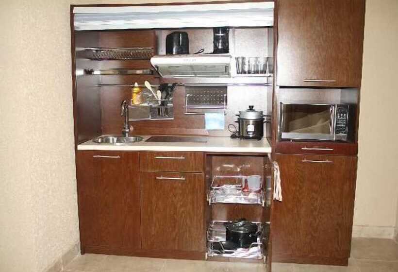 Мотель Hillsboro Inn & Suites