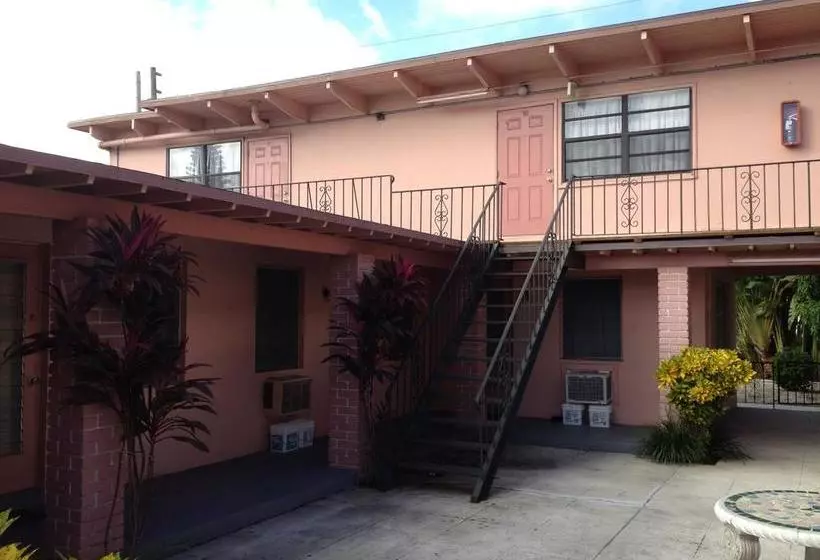 Helen Apartments & Motel