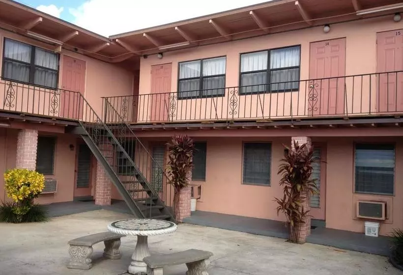 Helen Apartments & Motel