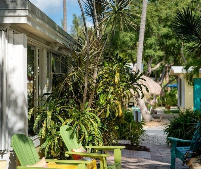 Отель Bay Harbor Lodge