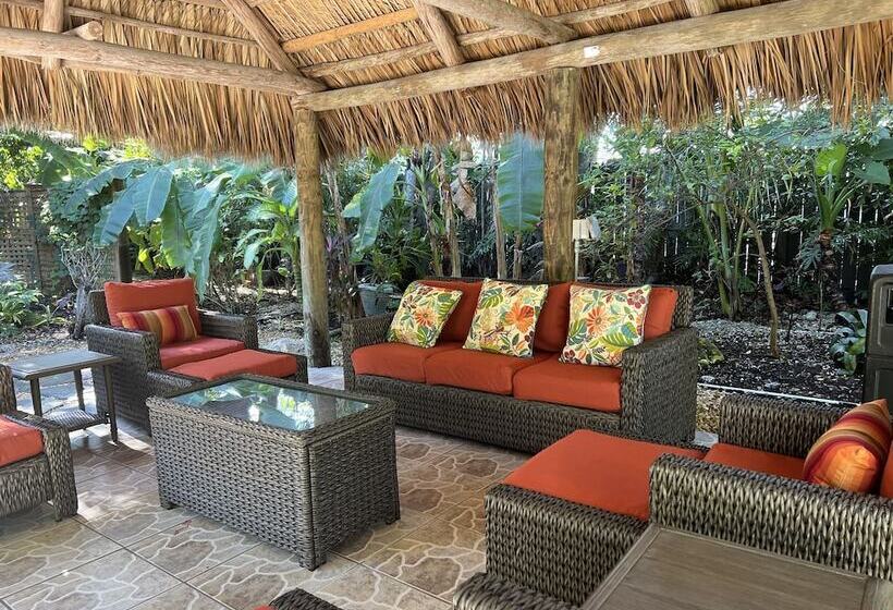 Отель Bay Harbor Lodge