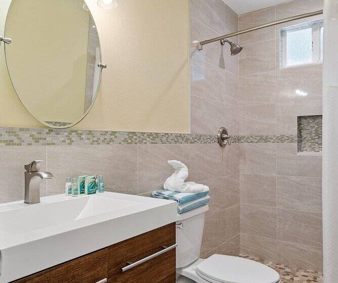 בית מלון כפרי Bay Harbor Lodge