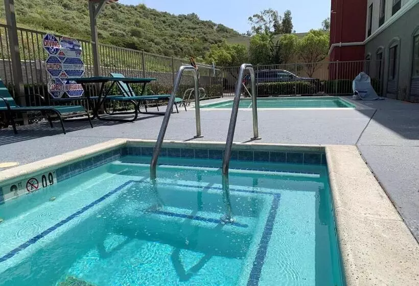 هتل Holiday Inn Express & Suites   Lake Forest, An Ihg