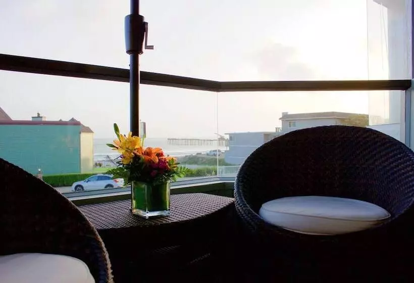 Hotelli Pier View Suites