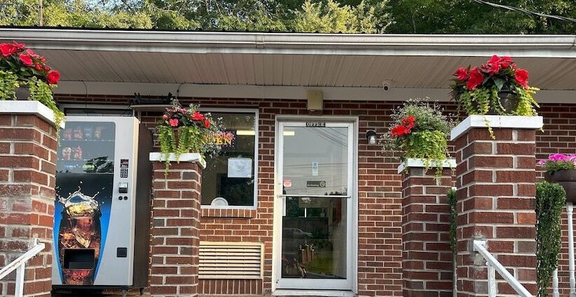 モーテル Pinetree Inn