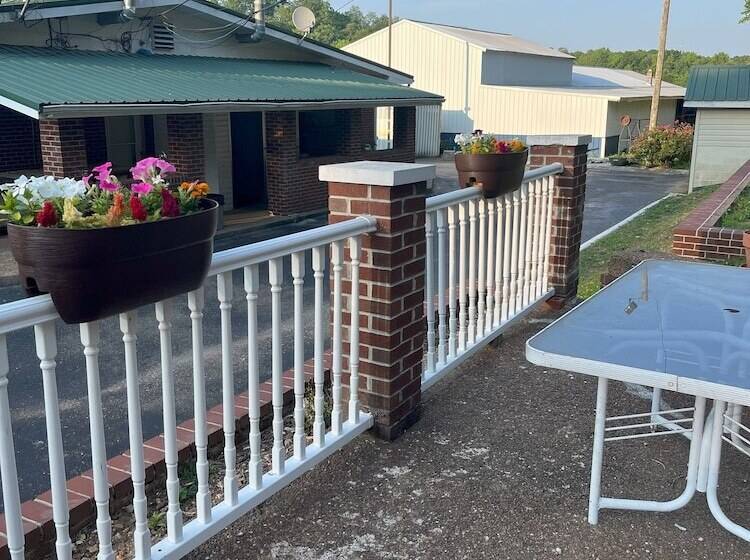 モーテル Pinetree Inn