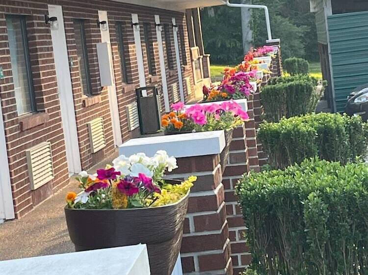 モーテル Pinetree Inn