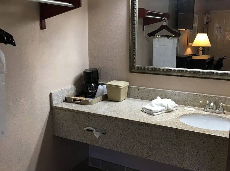 モーテル Pinetree Inn