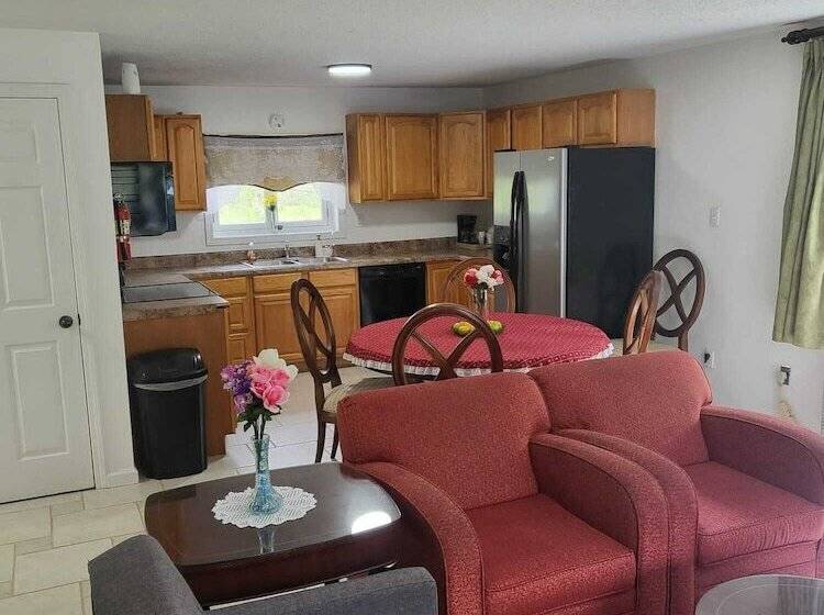 モーテル Pinetree Inn