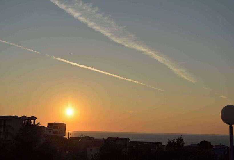 هتل Belvedere Apartments With Seaview