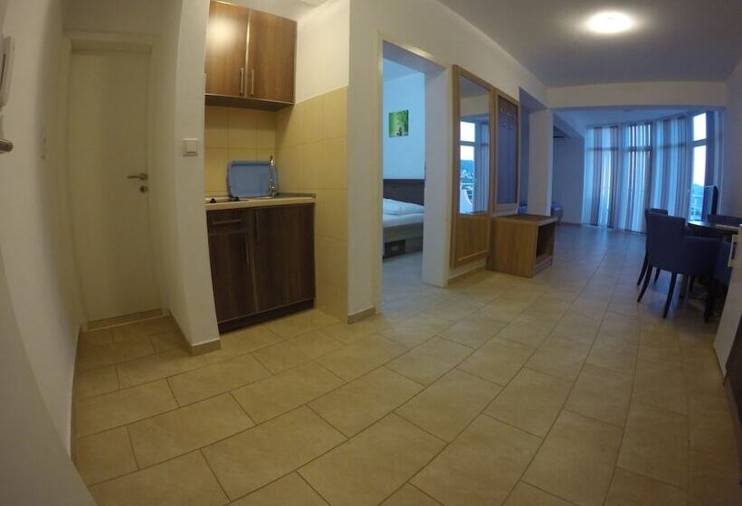 هتل Belvedere Apartments With Seaview