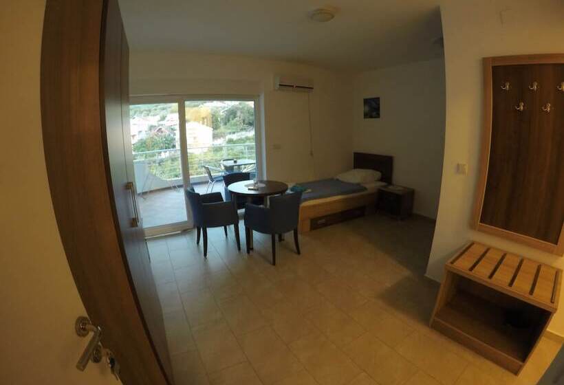 هتل Belvedere Apartments With Seaview