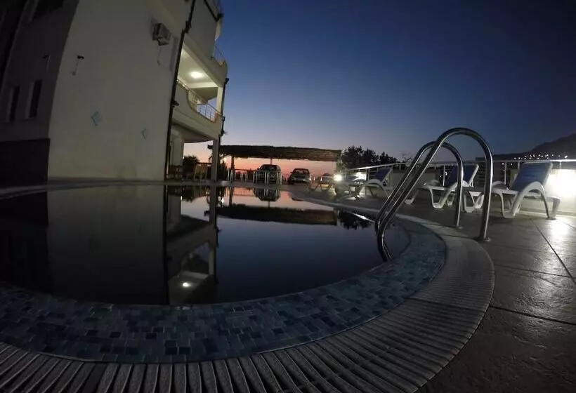 هتل Belvedere Apartments With Seaview
