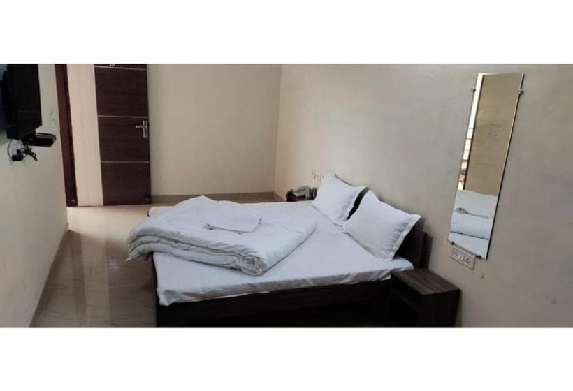 Hotel Gopi Dham Ashram Haridwar Near Shanti Kunj