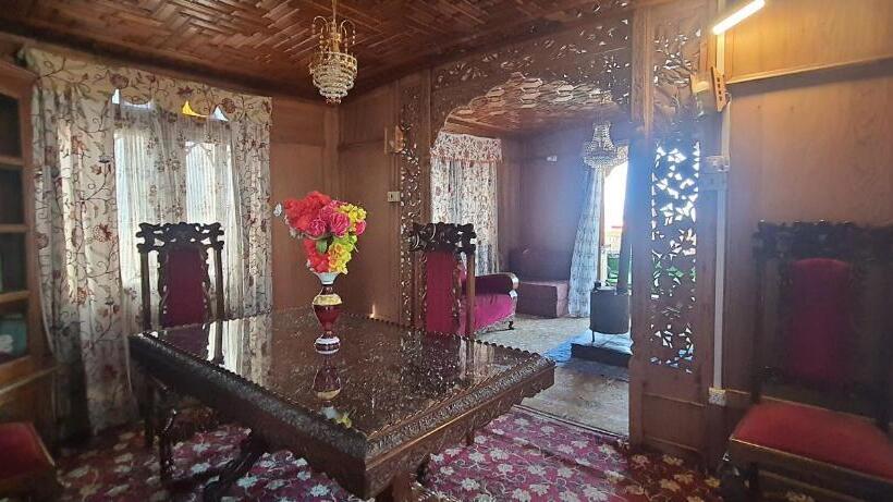 هتل Group Of Neptune