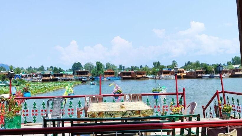 هتل Group Of Neptune