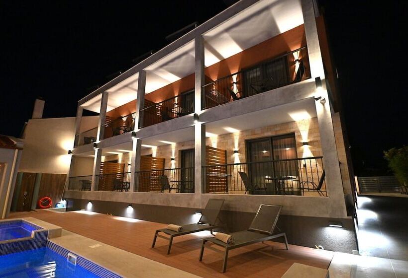 Отель Maltepe Luxury Accommodation