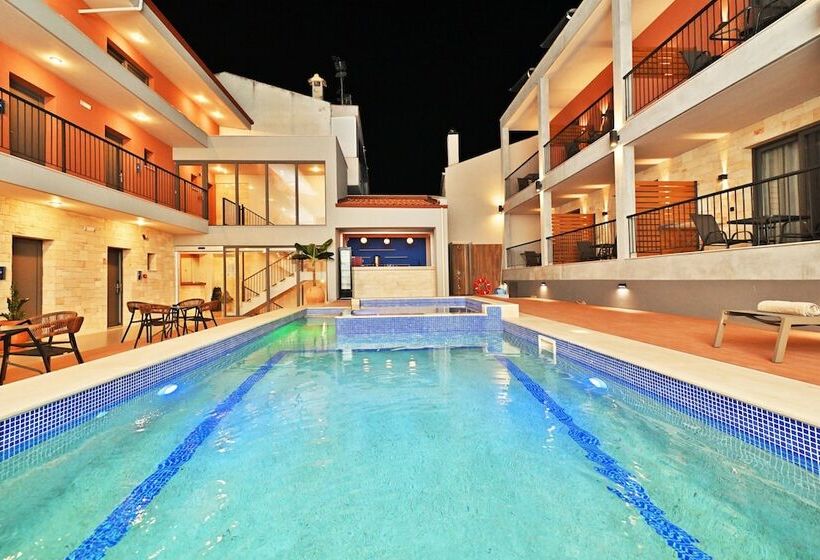 Отель Maltepe Luxury Accommodation