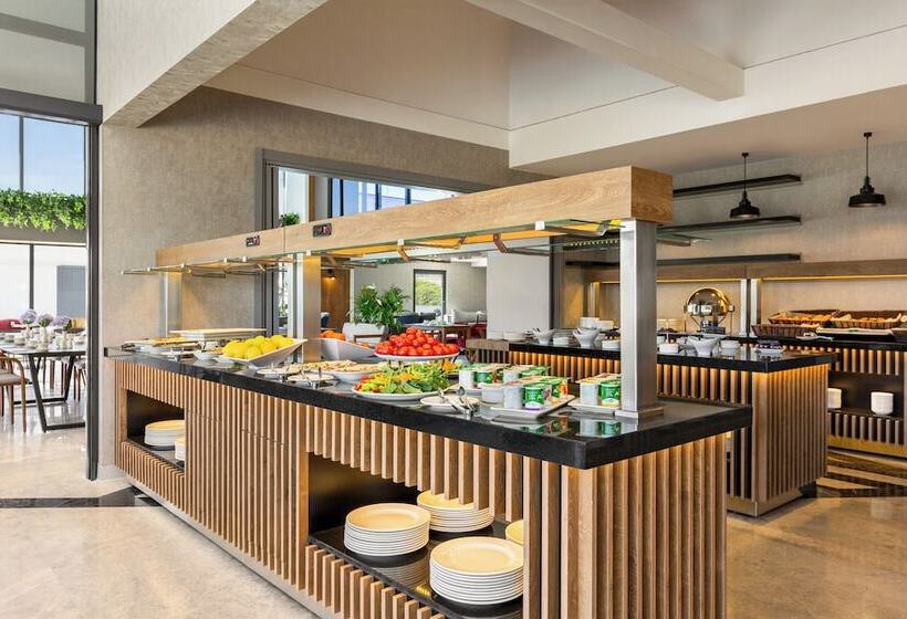 ホテル Ramada Encore By Wyndham Istanbul Arnavutkoy