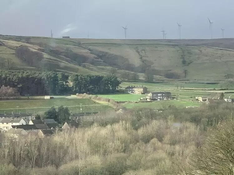 Stunning 1 Bed Cottage In Halifax