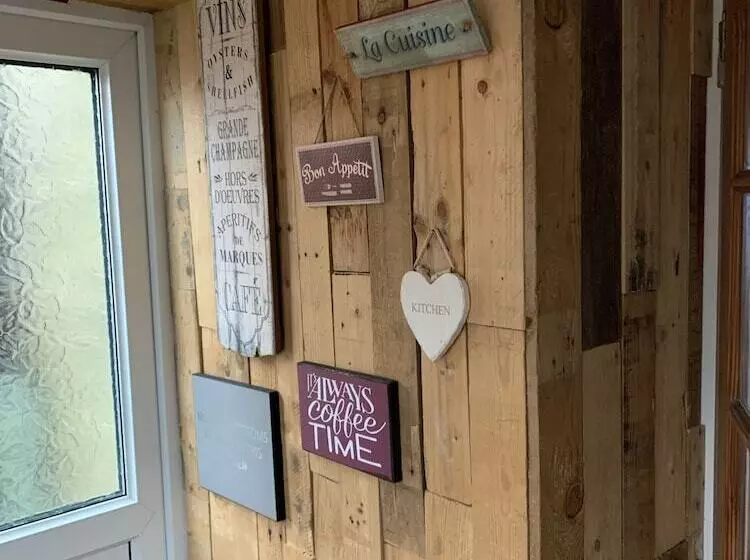 Stunning 1 Bed Cottage In Halifax