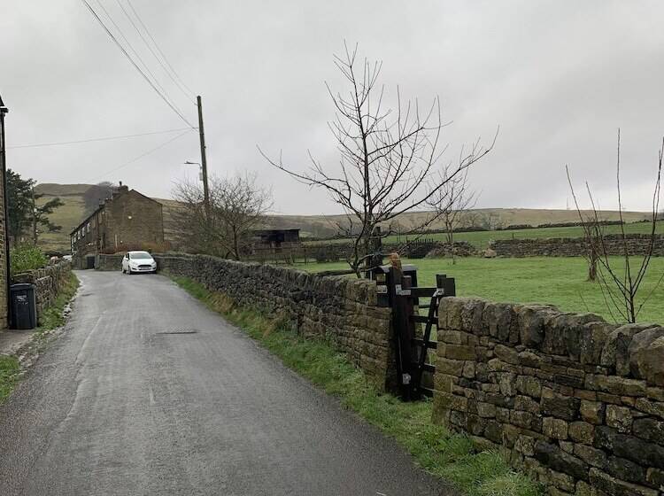 Stunning 1 Bed Cottage In Halifax