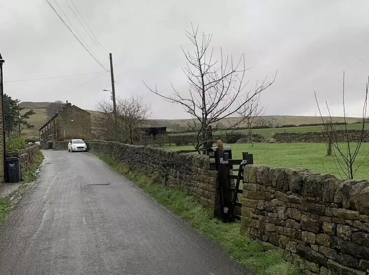 Stunning 1 Bed Cottage In Halifax