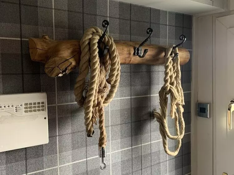 Stunning 1 Bed Cottage In Halifax