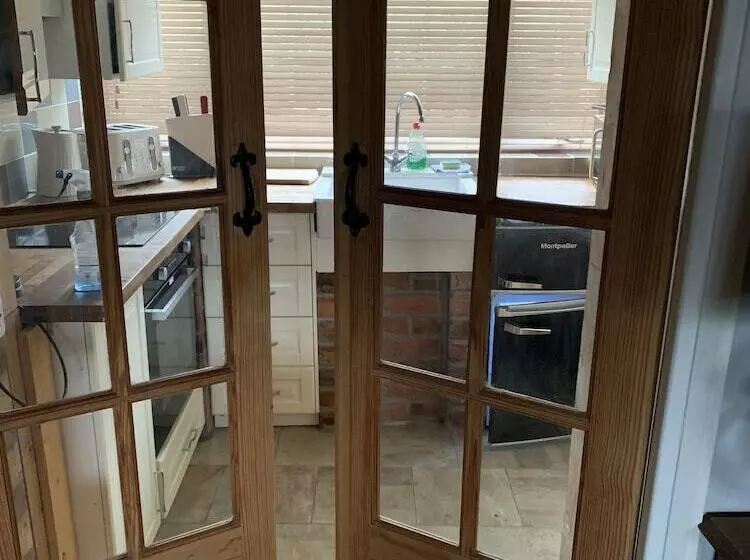 Stunning 1 Bed Cottage In Halifax