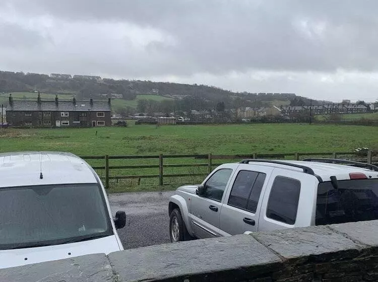 Stunning 1 Bed Cottage In Halifax