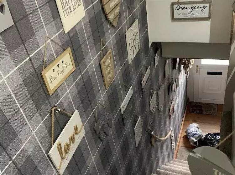 Stunning 1 Bed Cottage In Halifax