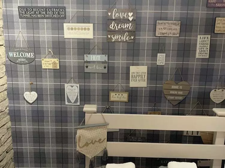 Stunning 1 Bed Cottage In Halifax