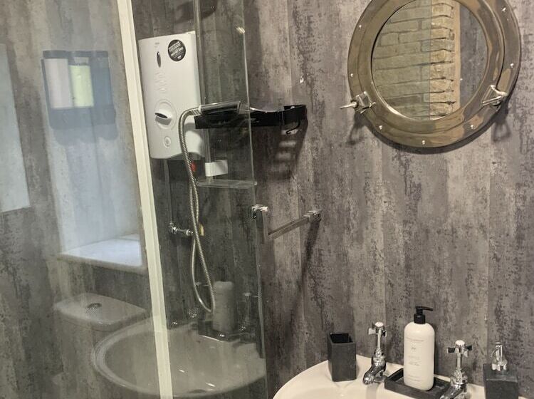 Stunning 1 Bed Cottage In Halifax