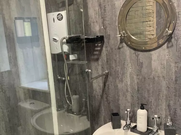 Stunning 1 Bed Cottage In Halifax