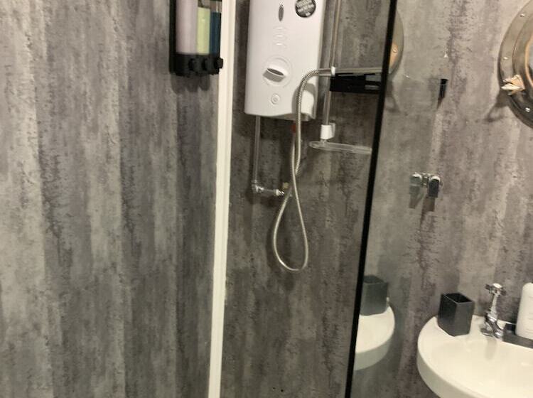 Stunning 1 Bed Cottage In Halifax