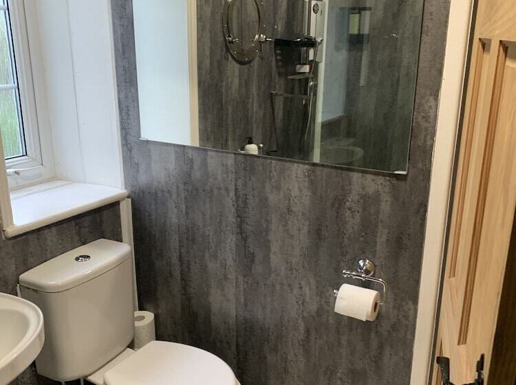 Stunning 1 Bed Cottage In Halifax