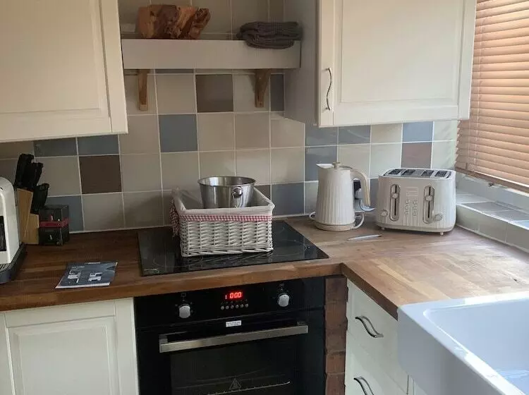 Stunning 1 Bed Cottage In Halifax