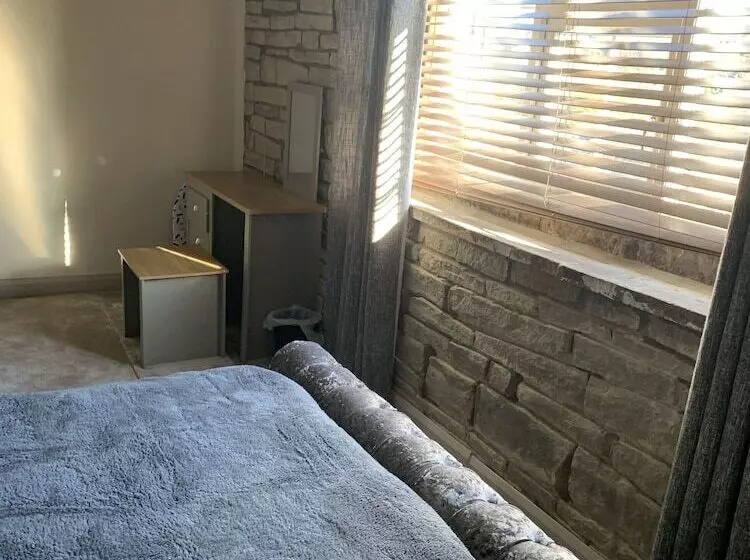 Stunning 1 Bed Cottage In Halifax