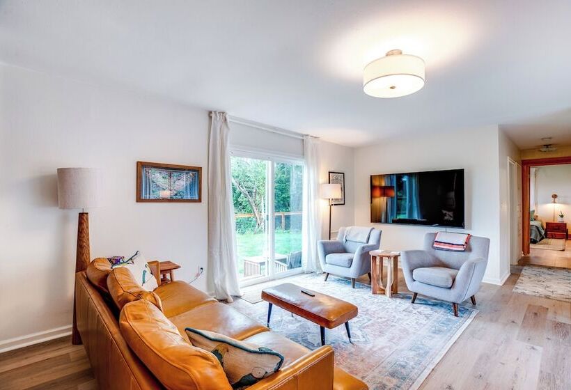 Bay City Retreat ~ 1/2 Mi To Local Beach!