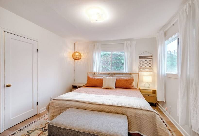 Bay City Retreat ~ 1/2 Mi To Local Beach!