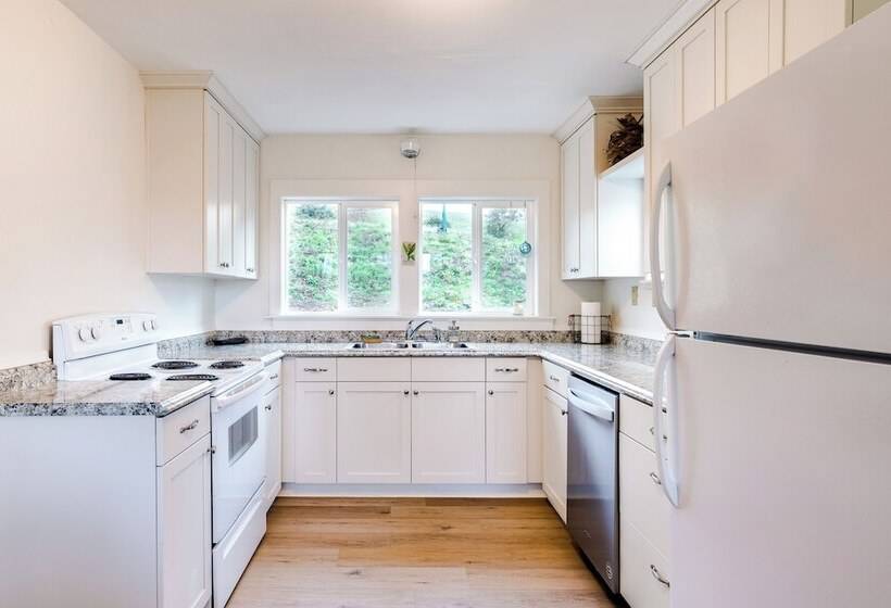 Bay City Retreat ~ 1/2 Mi To Local Beach!