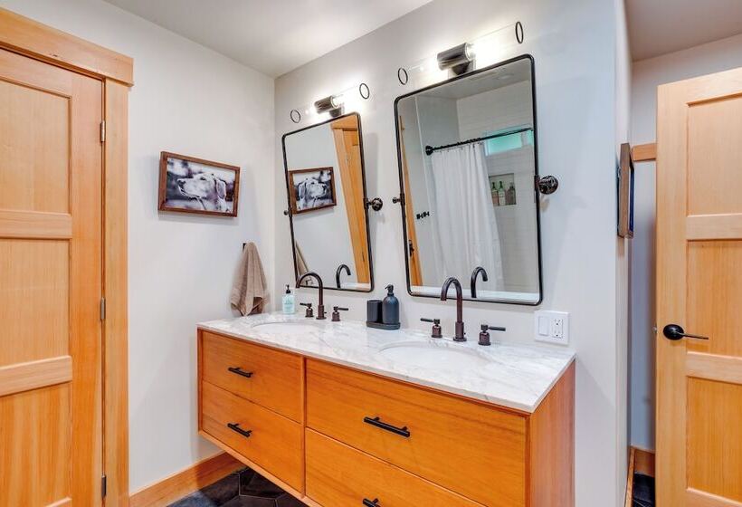 Bay City Retreat ~ 1/2 Mi To Local Beach!