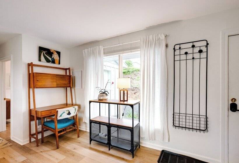 Bay City Retreat ~ 1/2 Mi To Local Beach!